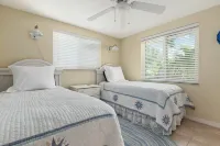 Private Salt Water Pool & Spa, WALK TO BEACH, near Bean Point, GROUND LEVEL.