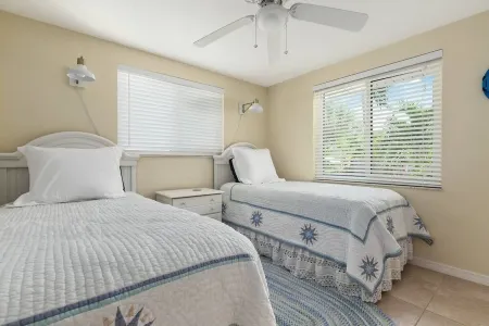 Private Salt Water Pool & Spa, WALK TO BEACH, near Bean Point, GROUND LEVEL.