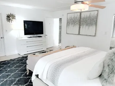 Poshpadz Hot Tub, Tropical Pool, Pool Floats, 3 Bedrooms, BBQ, Minutes to Beach Hotels near Juno Beach Park