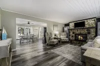 BLUE SPRUCE COTTAGE - Modern Lake House w/ shared Frontage on Thayer Lake