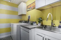 BLUE SPRUCE COTTAGE - Modern Lake House w/ shared Frontage on Thayer Lake