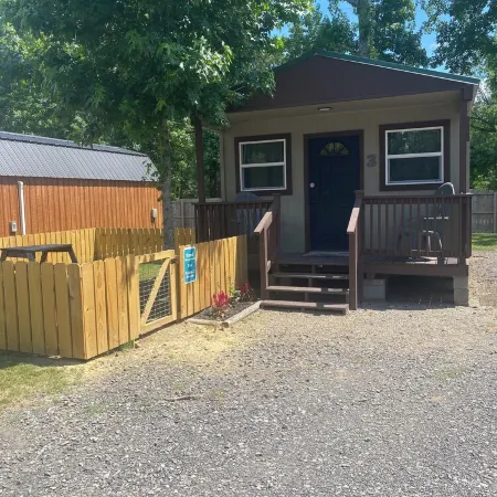 Pet friendly cabin in quiet Plainview with WiFi, AC