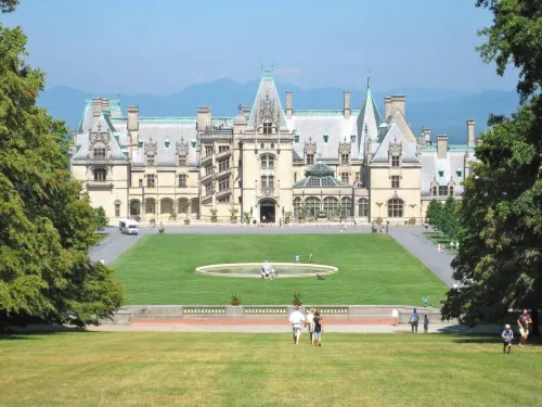 Luxury 2 Bedroom, Mountain Views, Hot Tub, Hiking