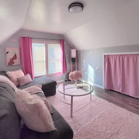 Pink Paradise! Cozy Getaway near SU!