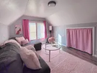 Pink Paradise! Cozy Getaway near SU!