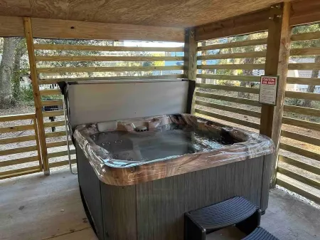 New HOT TUB -  4BR/3BA Soundside - Dog Friendly Отели рядом с достопримечательностью «Райт Бразерс Нешнел Мемориал»