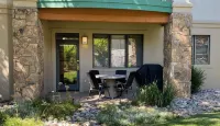 Modern Mountain Retreat - Ski-in-Out - Heated Pool and Hot Tub