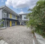 1st floor apt B. 1 mile from waterfront and downtown. Just 2 miles from beach!