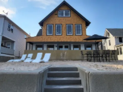 PRIVATE BEACH: A PALACE IN PARADISE @ NIANTIC W/ 6 QUEENS 1 TWIN BED Hotels in Niantic