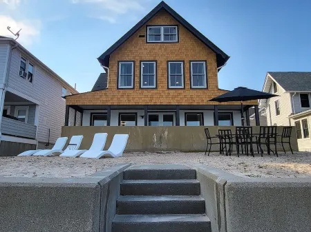 PRIVATE BEACH: A PALACE IN PARADISE @ NIANTIC W/ 6 QUEENS 1 TWIN BED