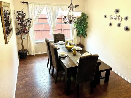 Charming 4 bedroom house with spacious backyard, AC and WiFi in Grand Prairie