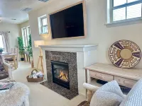 Modern Rustic 3 Bedroom with Pool, Hottub and Fitness Center