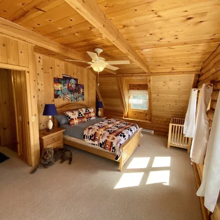 The Creek-Side Cabin: Spa, Fire Pit, 5 Star, AC, Big Deck, Quiet, Walk to Town