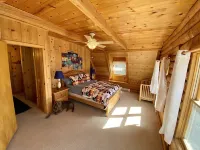 The Creek-Side Cabin: Spa, Fire Pit, 5 Star, AC, Big Deck, Quiet, Walk to Town - balcony