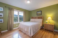 Sunset Ridge! Hot Tub+Fire Pit+Grill, WiFi, Mtn Views, Easy Access, Nearby Town!