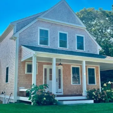 Charming 3-bedroom w/loft.New Construction home with AC,WiFi. Short walk to town