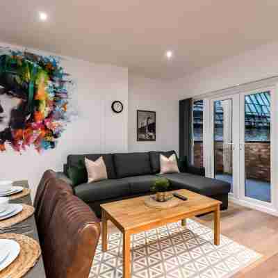 Sgt Peppers City Centre Apartment with Terrace Rooms
