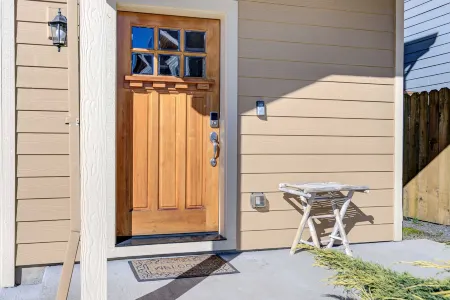 KING BED, new comfortable 4 bedroom home in Vancouver