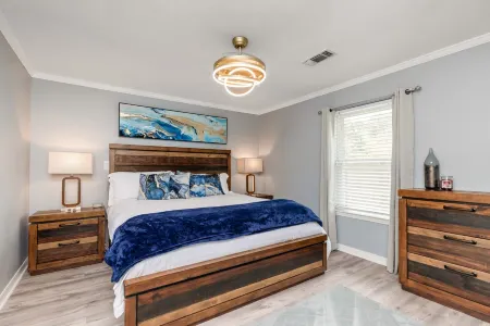 Sleeps 18, Heated Pool, Game Room, 10 Mins to Beach Отели в г. Наварр