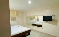OYO 1026 Evita Hotel Bacoor - parking