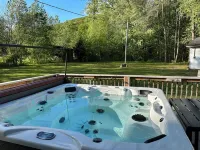 Trailer and pet-friendly! Hot tub! Minutes to Windrock and Frozen Head!