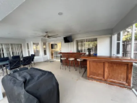 Spacious 4-bedroom pool house with WiFi and AC in charming Vero Beach