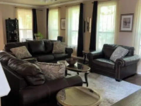 Luxury Peaceful 4Bedroom House Hotels in DeSoto
