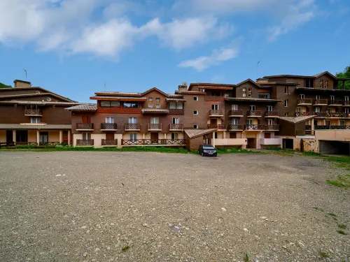 LE SCHUSS 5 فنادق في Allos