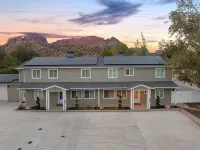 New 3BR/2BA: Private Hot Tub + Shared Pool, Sauna & Outdoor PingPong 1Hr to Zion