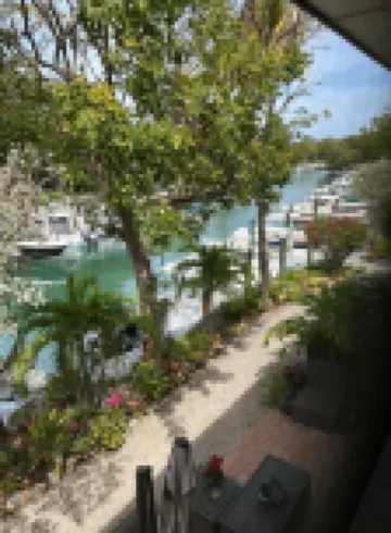 Lovely 2-bedroom condo in Key Largo with private beach, WiFi and fitness room