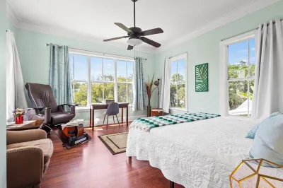 Waterfront Storybook Loft in downtown  Stuart 스튜어트 센터 주변 호텔
