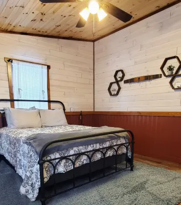 New Farmhouse Chic Cabin - Minutes from Lakes, Rivers, & Recreation - Sleeps 6