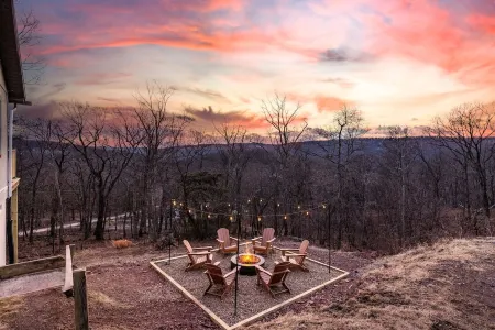 Secluded WV Retreat Hot Tub, Fire Pit & Kayaks
