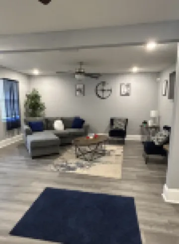 Cozy Home, fully fenced  with huge back yard