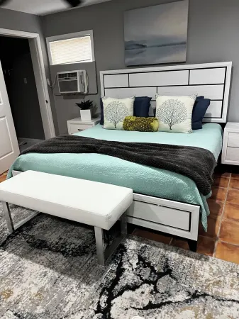 Beautiful 2BR 2BA Home with Private Pool & Jacuzzi - Includes Pool Table Отели рядом с достопримечательностью «Кресент Бич»