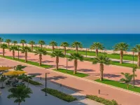 شاليه على البحر في بورتو سعيد ويتميز بوجود حديقة وحمام سباحة