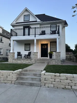 Thompson House #3-Overlooking City Park. Walk to Campus, Aggieville & Downtown