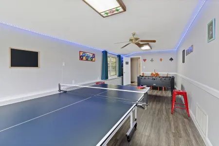 Sunrise@Sunset- 4BR/2BA home, with gameroom, large backyard & covered back porch