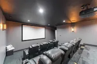 Avantstay 2 호수가 내려다 보이는 집, 블루 헤론 & 그레이 폭스, 수면 44 수영장, 독, 극장