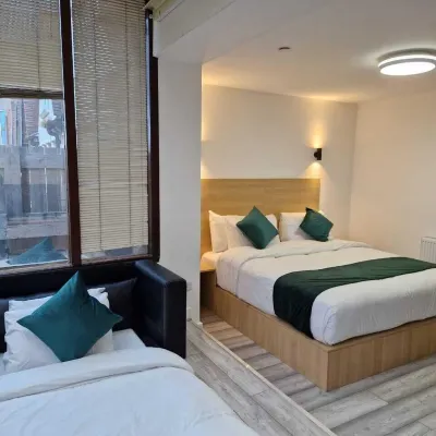 Crown House Hotels near University College, Oxford