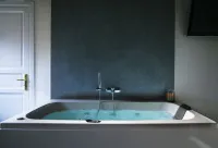 Bed in Spa - Bathtub