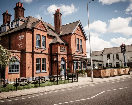 The Queen's Head Hotels near Hampton Wick