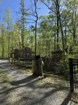Charming 2-bedroom cabin with hot tub, outdoor firepit and Pet Friendly!