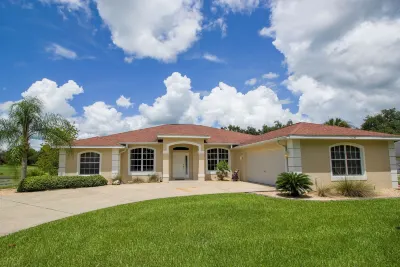 Spacious Modern Pool Home, Family & Golf Trips - 4727 4 Bedroom Home by RedAwning Hotels near Wallace Brooks Park