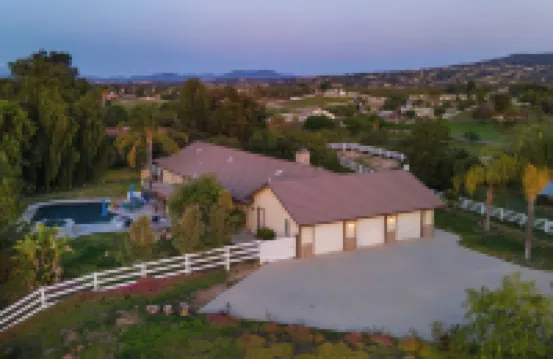 테메큘라 와인 컨트리 홈, 수영장, 핫 터브, 게임 룸, 포도밭 전망 있음 도포 와이너리 주변 호텔