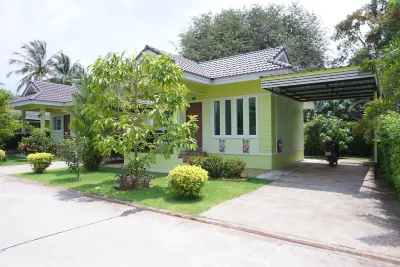 阿蘭雅度假村 Thung Makham Noi Beach附近的飯店