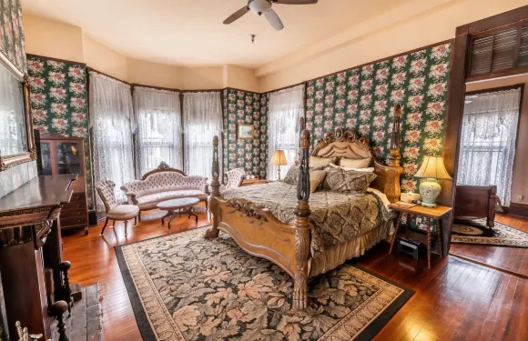 精品山牆旅館家庭旅館