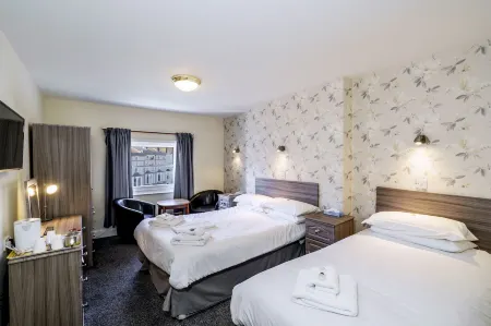 The Marlborough Hotel Отели рядом с достопримечательностью «Mostyn Street»