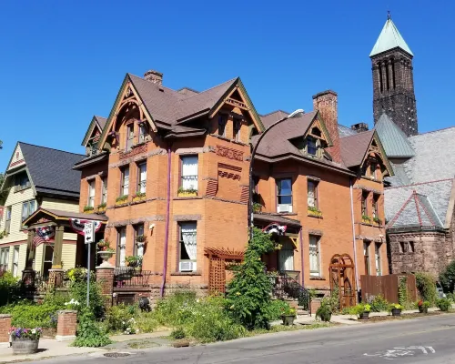Buffalo Harmony House Hotels in Buffalo