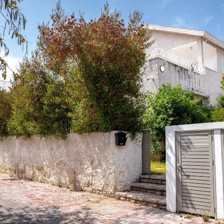 Spacious 4Bd House w Pool in the Heart of Herzliya
